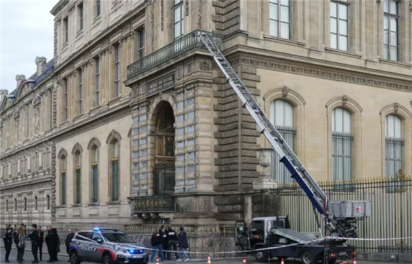 卢浮宫被盗后再发重大漏水事故：大量埃及古籍被泡