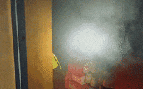 客厅凌晨3点突然起火 罪魁祸首竟是常年“待机”的路由器