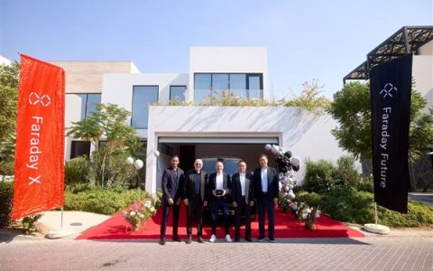 贾跃亭交付第一辆FX Super One：足坛传奇巨星成全球首位车主