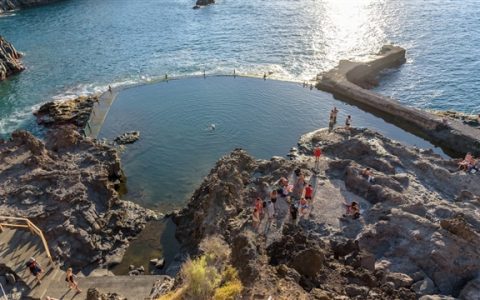 西班牙数米高巨浪瞬间吞没天然泳池！20多人被卷走 已致4死1伤