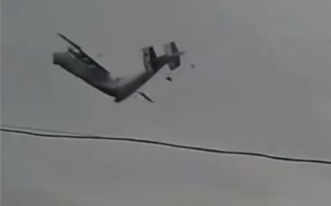 机龄超50年 俄罗斯安-22运输机坠毁画面曝光：空中直接折成两截