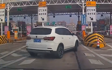 女子收费站遇前车插队蹭ETC：反应不及时令其得逞