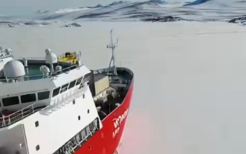 “雪龙”号抵达秦岭站开始卸货：包括秦岭站后勤保障物资、工程物资等