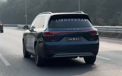 美女博主乘坐问界M9体验L3自动驾驶：一键激活 失能自主靠边