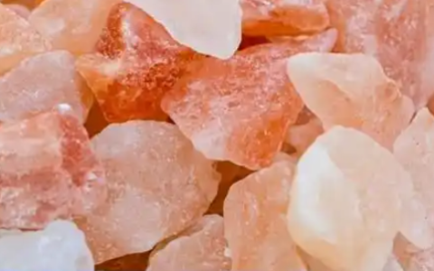 央视曝光网红“玫瑰盐”真相：不符合食用盐国家标准 仅限工业用途