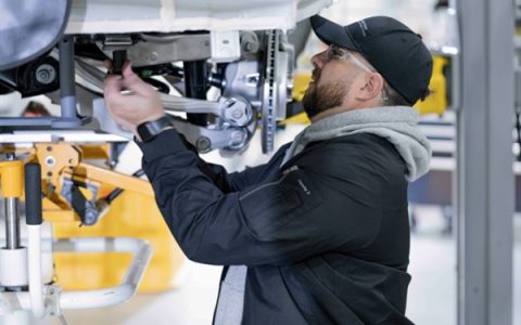 法拉第未来晒FX Super One工厂组装现场 网友：纯手搓 草台班子