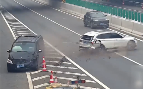 宝马女司机高速错过路口 急刹变道致追尾！两车都被判责