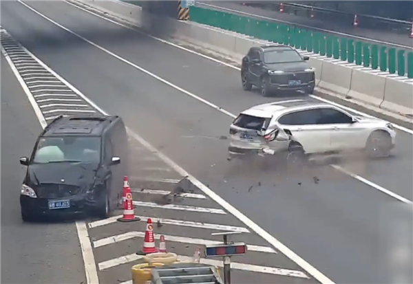 宝马女司机高速错过路口 急刹变道致追尾！两车都被判责