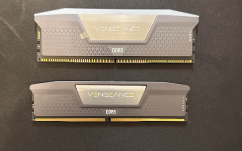 上千美元的海盗船96GB内存被掉包！只值35美元的RGB灯条