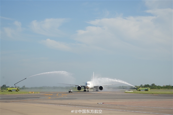 2万公里全球最长单程航线完成首航：“水门仪式”接风洗尘