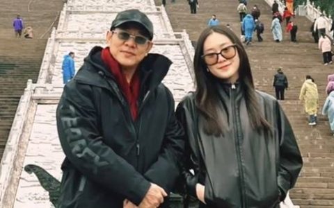 被质疑换心脏、换血变年轻后：62岁李连杰与女儿现身九华山 身型略显沧桑