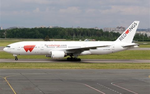 俄一波音777客机因发动机起火紧急返航 机上载有425人