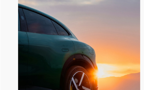 雷军晒YU7美景：新疆自驾一定不要错过赛里木湖