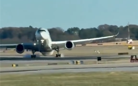 惊险！一空客客机在美国遇强风艰难降落 复飞时机尾险擦地