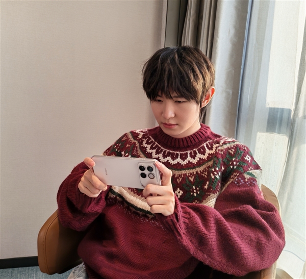 荣耀WIN真机首次亮相！横向大矩阵Deco 主动散热风扇吸睛