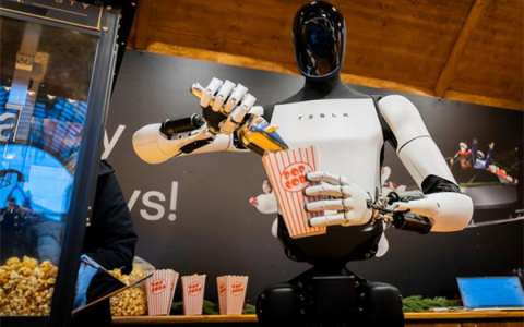 特斯拉人形机器人“上岗”卖爆米花：装袋、递送一气呵成