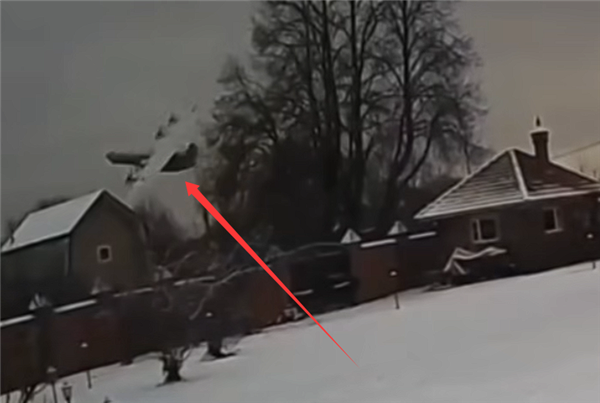 机龄超50年 俄罗斯安-22运输机坠毁画面曝光：空中直接折成两截