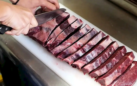 日本熊灾催生熊肉特色菜肴 顾客直言味道好极了