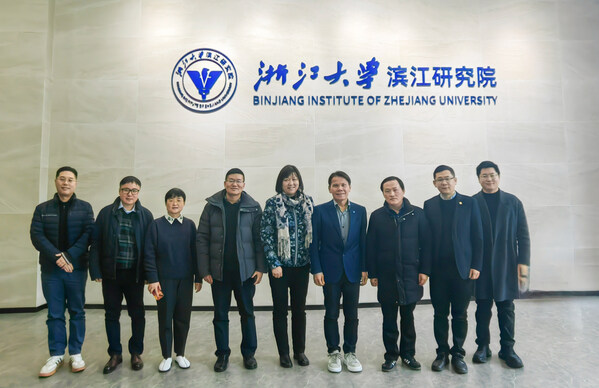 TÜV南德与浙江大学滨江研究院双方领导合影 TÜV南德与浙江大学滨江研究院双方领导合影
