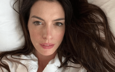 安妮海瑟薇推特自拍被玩坏！喊话Grok换NAVI队服、变猫女