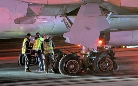 拉美一架波音767遭遇严重硬着陆：门被撞掉 轮胎全爆