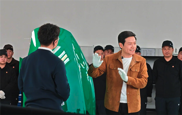 从绿化带战神到200公里瞬刹!雷军回应一切