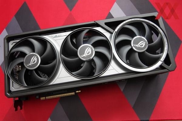 暴力魔改！大神把ROG Matrix 5090 BIOS刷进Astral：解锁额外200W功耗
