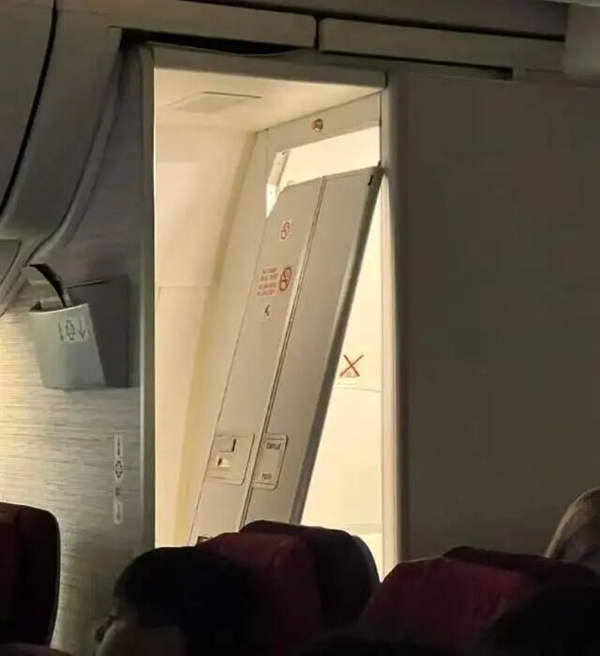 拉美一架波音767遭遇严重硬着陆:门被撞掉 轮胎全爆