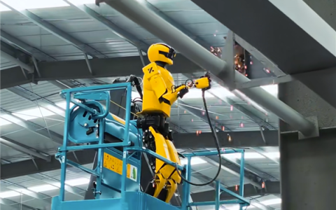 连干8小时不停歇！人形机器人完成全球首例人机协作高空焊接作业