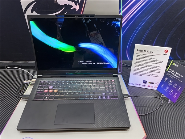 首款性能释放300W游戏本!微星全新泰坦16/MAX亮相:满功耗RTX 5090