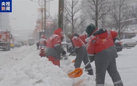 莫斯科遭遇近200年来最强降雪：街道车辆全被埋在雪里