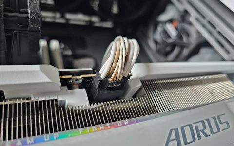 RTX 5090新年第一烧！玩游戏时闻到糊味已心知不妙