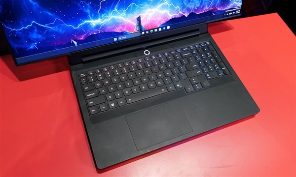 联想Legion Pro Rollable横向卷轴屏笔记本首秀！16、21.5、24英寸一秒切换