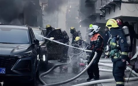 宁波外卖小哥救火视频获百万点赞：把消防员的活都干完了