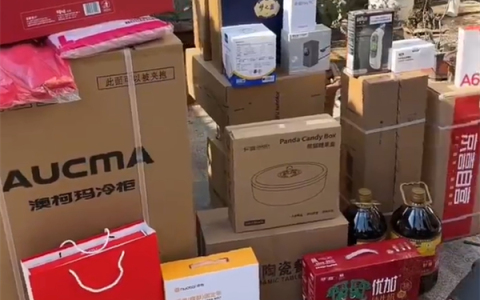 刘强东全村排队领年货！小学同学：等强子回村想一起喝酒