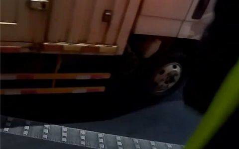 车没油抛锚司机往油箱添水：抖音上说的 加水能多开一小时