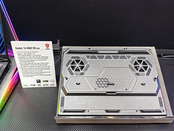 首款性能释放300W游戏本!微星全新泰坦16/MAX亮相:满功耗RTX 5090
