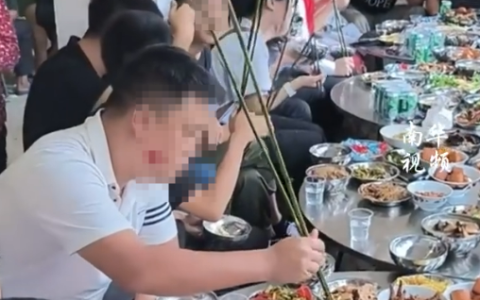 婚礼用半米长筷子吃席 主家回应：当地风俗 寓意为快快生子