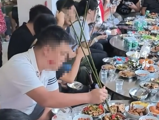 婚礼用半米长筷子吃席 主家回应:当地风俗 寓意为快快生子