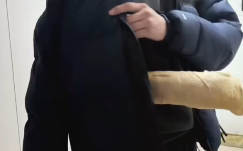 30分钟写了18个字 父亲辅导作业怒锤桌子致手骨折