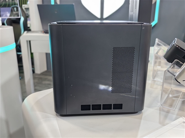 雷神MIX STATION迷你主机亮相:搭载AMD AI Max+ 395处理器