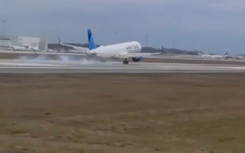 美联航一载206人的客机降落太猛 前轮直接脱落