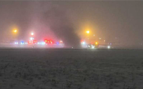 美国一私人飞机起飞时在机场坠毁 机上载有8人