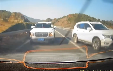 突然变道减速致后车紧急变线撞车 前车要担责吗？交警判了