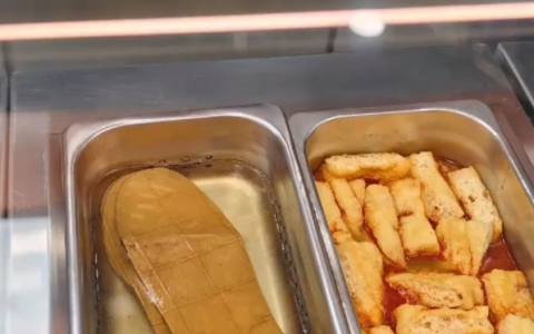 便利店卖“鞋底豆干”网友以为是AI 门店回应