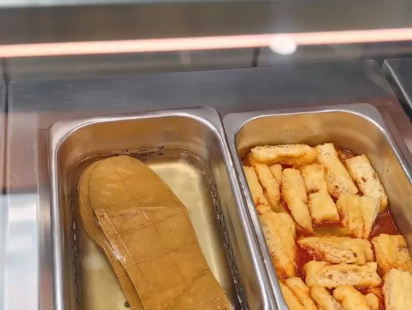 便利店卖“鞋底豆干”网友以为是AI 门店回应