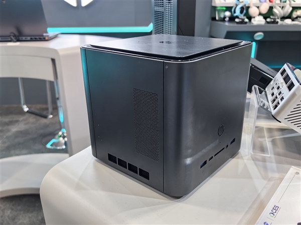 雷神MIX STATION迷你主机亮相:搭载AMD AI Max+ 395处理器