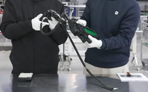 YU7门把手配备专用电源 还能切换到机械模式！雷军：小米车轮子撞掉是丢轮保车