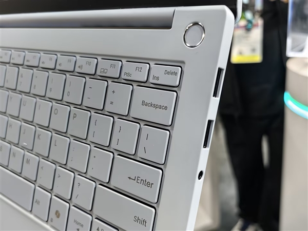 雷神aibook14 Air Carbon全能本发布：1kg碳纤维机身 18小时续航