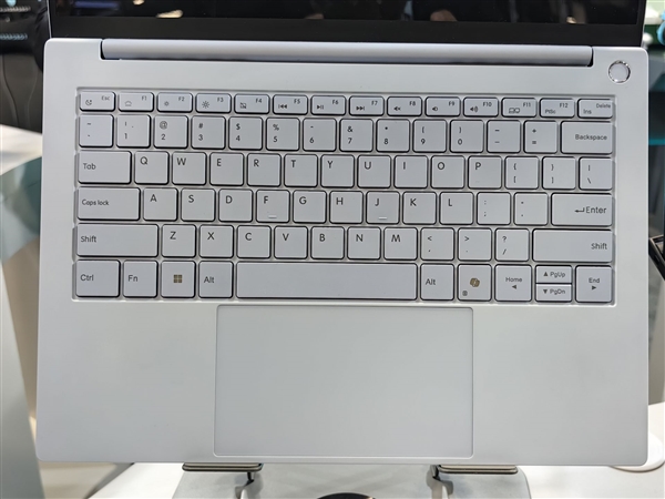 雷神aibook14 Air Carbon全能本发布：1kg碳纤维机身 18小时续航